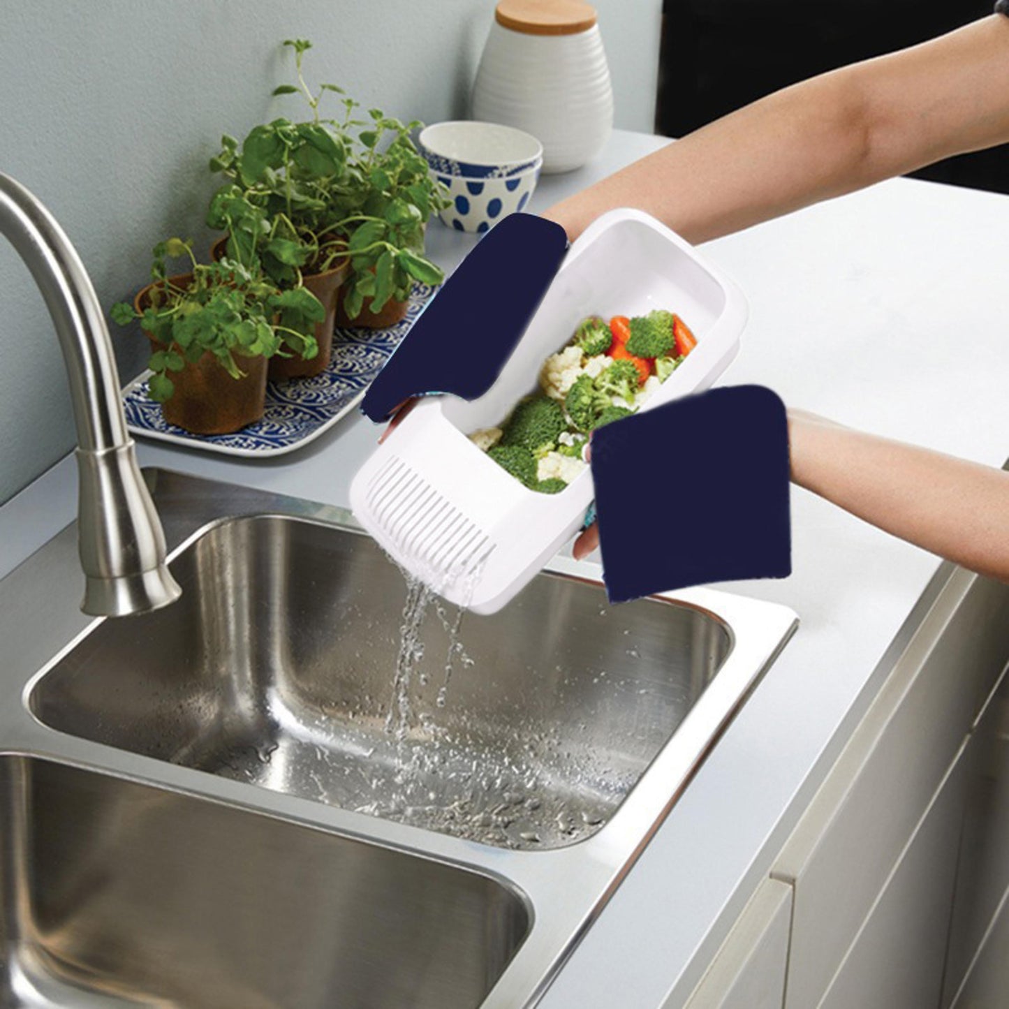 Microwave Pasta Cooker with Built-In Strainer Lid and Cool Grip Handles