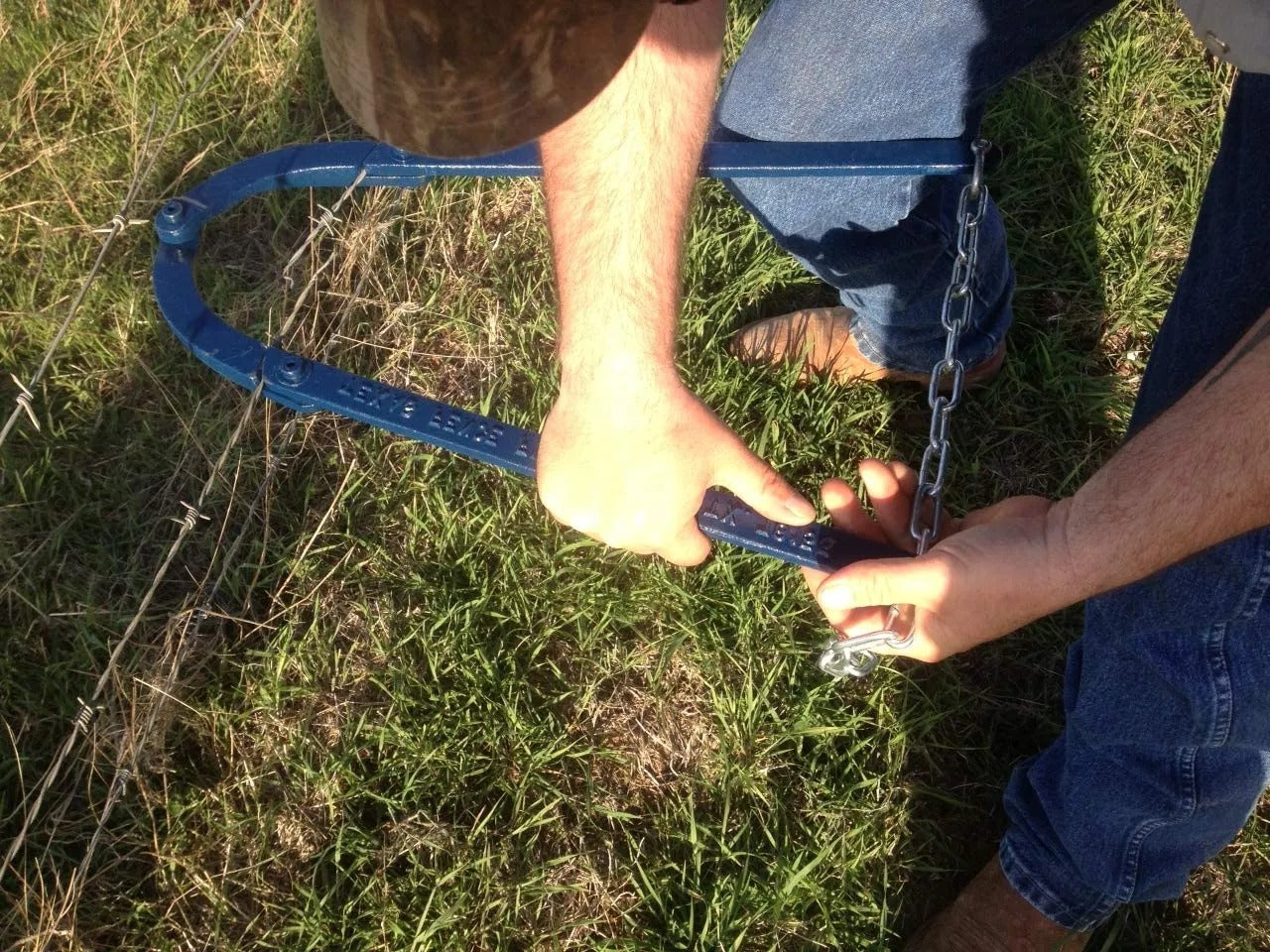 Fence Wire Tensioner with Lever Action and Wire-Clamping Jaws, 18.8 in Metal Construction